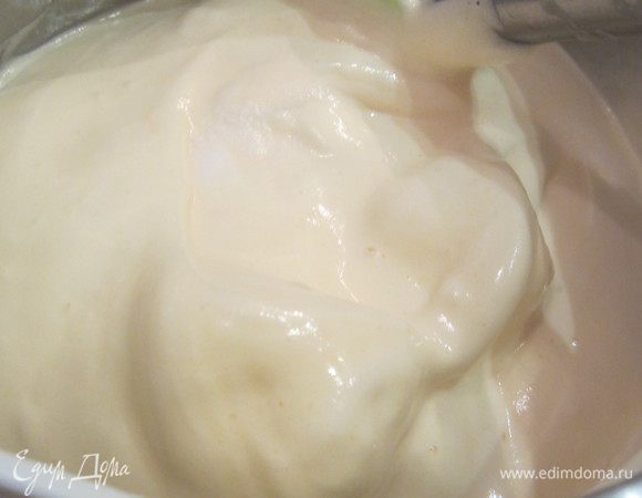 Во взбитые белки влить взбитые желтки и аккуратно,  быстро все перемешать лопаткой движениями снизу вверх, заворачивая белки в желтки.