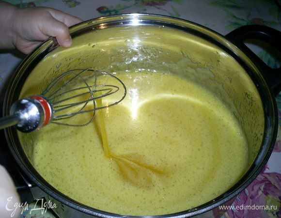 Яйца взбиваем с солью и сахаром, добиваться при этом пышной пены не надо.