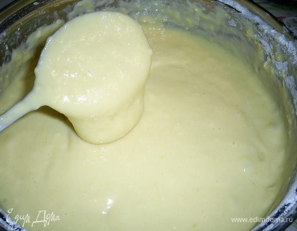 Всыпаем муку и вливаем стакан молока. Тщательно перемешиваем, чтобы не было комочков. У нас должно получиться очень густое тесто.