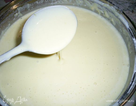 Теперь постепенно вливаем оставшееся молоко и каждый раз перемешиваем до однородности. Если любите тесто погуще, можете влить не все молоко. Я всегда делаю жидкое тесто.