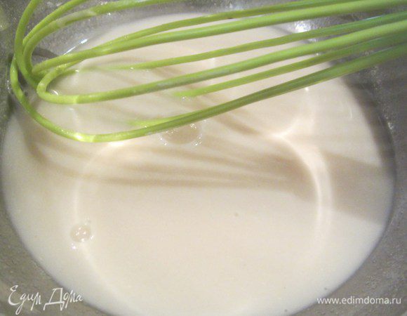 В другой емкости размешать хорошо венчиком крахмал со 150 граммами вина.