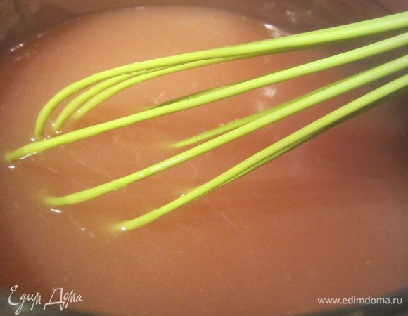 Как только вино начнет закипать,влить его, грамм 50-70  тоненькой струйкой  в емкость с разбавленным крахмалом и вином, хорошо перемешать и обратно все перелить в кастрюлю с оставшимся  вином, добавить сахар, варить крем до первой бульки,помешивая венчиком, как только крем закипит, подождать минуту, убрать с огня и все хорошо перемешать.