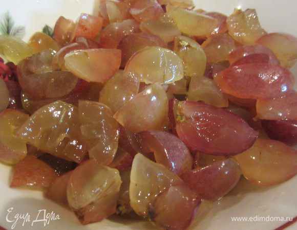 Виноград промыть, просушить и  порезать на небольшие кусочки, избавиться от косточек. 