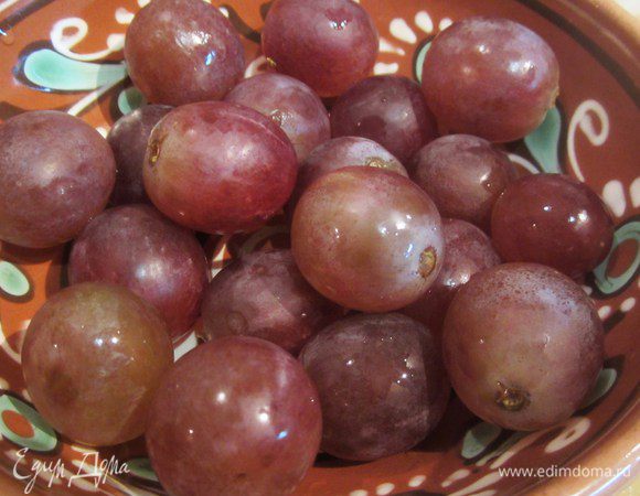 Немного винограден оставить для украшения.
