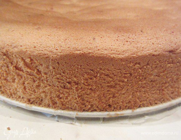 Готовый бисквит вынимаем из духовки, извлекаем из формы аккуратно, проводя по краям ножом.