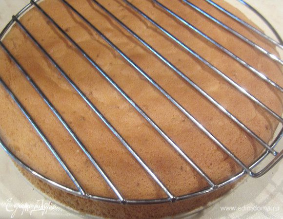 Кладем на него решетку и переворачиваем, пока он горячий. 