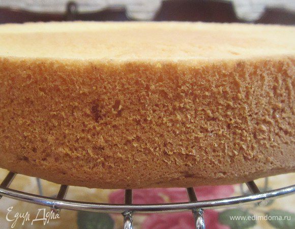 Готовый бисквит охлаждаем и даем ему отдохнуть. Желательно конечно таким бисквитам вылежаться сутки, поэтому лучше их делать например ечером, а на следующий день приготовить крем и собрать тортик.