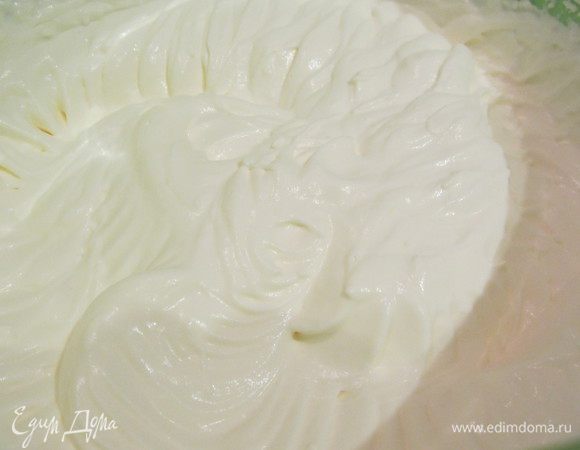 Взбиваем сливки. Но главное не перебить их, как только они начинают загустевать, еще пару минут и выключить миксер.