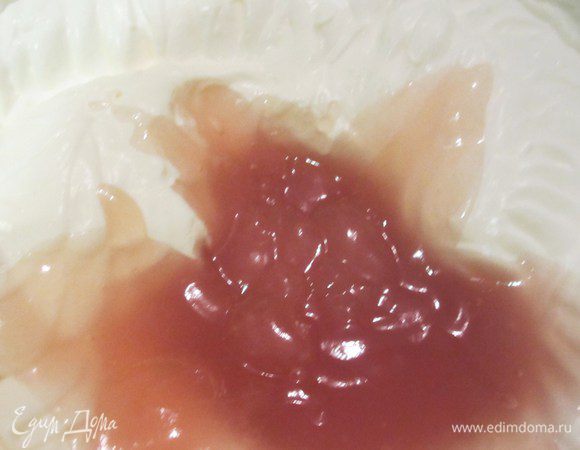 Добавляем во взбитые сливки охлажденный крем и венчиком все тщательно перемешиваем.