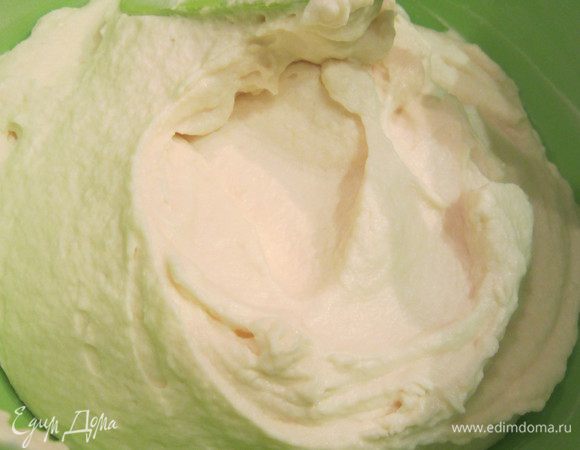 Желатин замочить в воде на 10 минут, затем подогреть и растворить все крупинки, через марлю процедить, остудить и добавить в крем. Все хорошо перемешать. Крем готов.