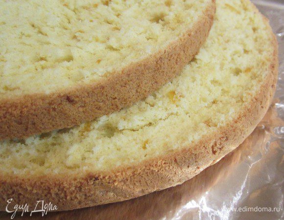 Разрезать бисквит на 2 равных части.