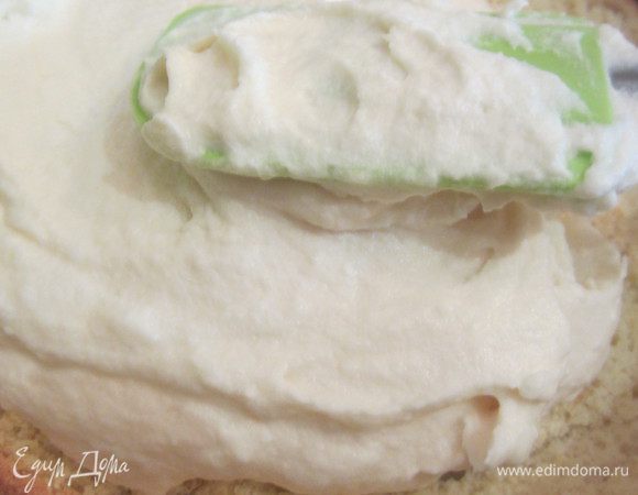 Сверху покрыть густым слоя крема. Разровнять.
