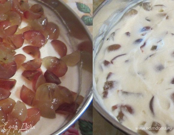 На крем выложить порезанный виноград и лопаточкой  хорошо разровнять. чтобы крем покрывал виноград.