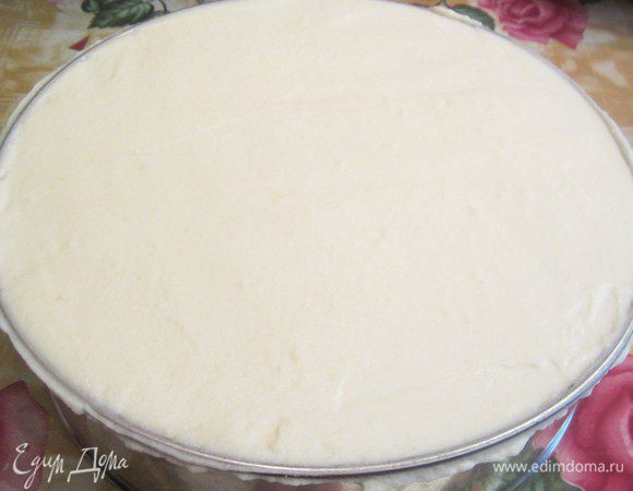 Сверху выложить оставшийся крем, хорошо разровнять и отправить в холодильник на ночь.