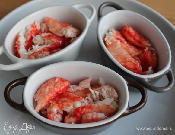 Выложить в кокотницы мясо краба.