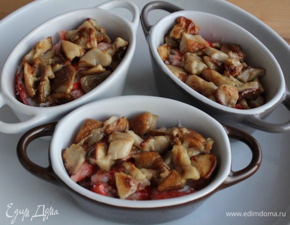 Сверху выложить обжаренные грибы.