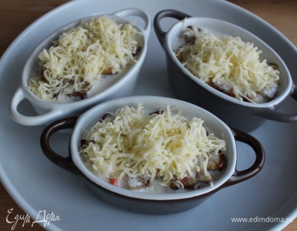 Сверху посыпать оставшимся сыром и запечь в разогретой духовке в течение 12-15 минут.