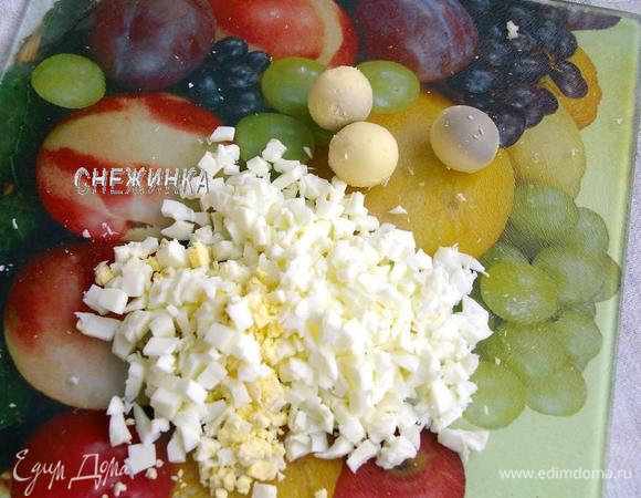 Яйца очистить, три желтка оставить, остальные яйца измельчить.