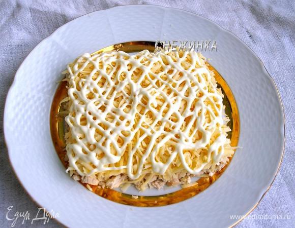 Затем аккуратно укладываем сыр, не нарушая формы салата, и поливаем сеточкой из майонеза. По желанию можно развести майонез сметаной или йогуртом.