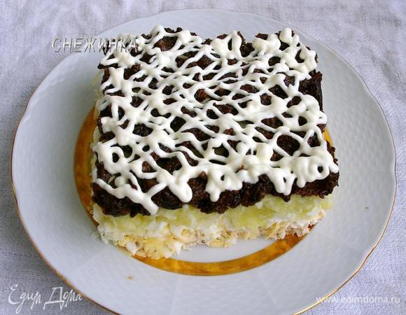 На яблоко кладём чернослив, поливаем майонезом.