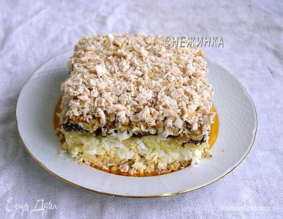 Теперь очередь орехов. Самый верх – вторая половина курицы. Получается вот столько слоёв.