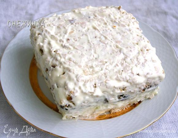 Теперь покрываем всю поверхность салата майонезом. Вначале удобно слегка промазать бока. Это как украшение торта, представьте, что Вы обмазываете его глазурью. Удобнее в данном случае ножом постепенно размазывать бока. Затем приступаем к верху. Тут касаемся ножом поверхности слегка, иначе верхушка может нарушиться.