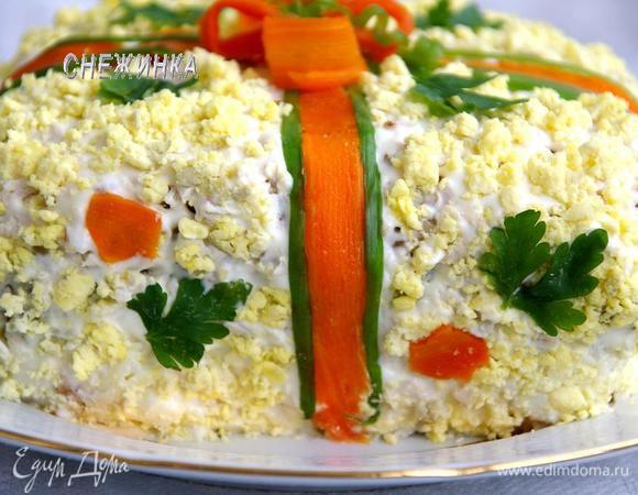 Дальше украшаем как душе угодно, можно вырезать различные фигурки из сыра, моркови, использовать зелень, половинки орехов. Я использовала листочки петрушки и оставшуюся морковь.