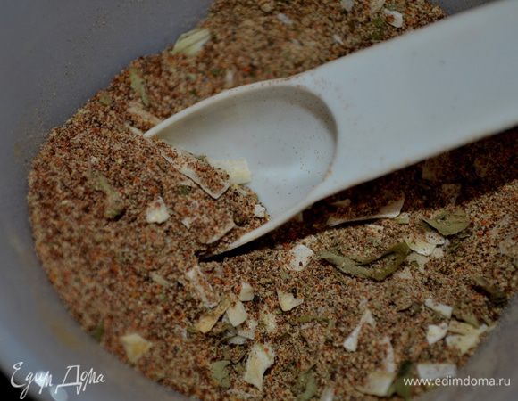 Смешаем все приправы в отдельной чаше.