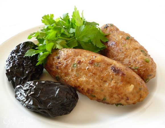 И теперь есть два варианта готовки.Обжариваем колбаски на сковороде в растительном масле на небольшом огне, переворачивая, до приятного румяного цвета, как обычные котлетки.В конце обжаривания готовим 1-2 минуты под крышкой.