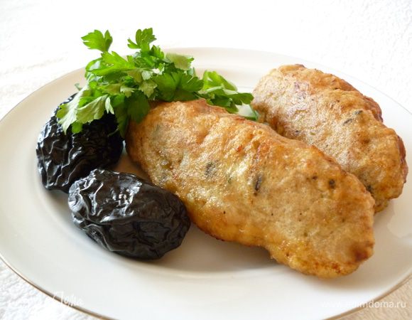 А можно сначала обвалять каждую колбаску в муке, дать постоять пару минут, чтобы впиталась мука. Затем взбить 2 яйца с солью и с молотым перцем, окунуть каждую колбаску в яичную смесь и затем обжарить. Приятного вам аппетита!