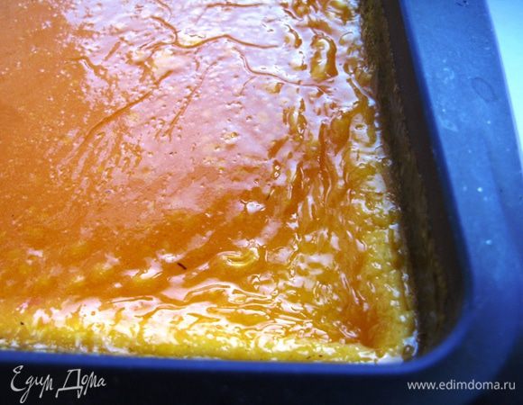 Взбить масло с сахаром, добавить соду, затем муку. Замесить крошковатое тесто. Добавить в миску с тестом кипяток, замесить до мягкости и эластичности. Раскатать по размеру формы тесто в один см толщиной. Выпечь в течение 15-20 мин. при 200 гр. Начинка будет жидкая, поэтому тесто надо полностью выпечь.  Для творожного слоя смешать в блендере все ингредиенты, кроме крахмала, взбить.  Всыпать крахмал и еще раз взбить. Вылить на испеченную основу, поставить в духовку. Через 15 мин. снизить температуру до 175 гр. еще на 30-40 мин. Тем временем, подогреть в сотейнике лимонный сок и джем. Холодной водой развести муку с крахмалом, влить в джем, интенсивно мешая, чтоб не было комочков. Если они все-таки образуются потом можно пробить блендером. Варить до загустения (мин 5-8). Если Вы хотите более густой верхний слой, добавьте еще ложку муки или 1 яйцо. Мне хотелось вот такой как мягкое желе, это видно по фото. По истечение времени достаньте пирог и вылейте на него крем из джема. Я сделала это за 10 мин. до конца выпечки и он немного вспенился. В след. раз я это делать не стану. Пирог полностью остудить и перед подачей выдержать пару часов в холодильнике. Резать горячим ножом. Приятного аппетита!