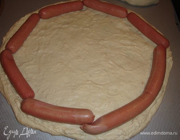 На раскатанный круг я положила сосиски по краюшку, завернула край, защипала хорошенько.