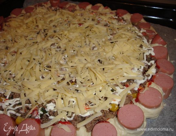  Делаем сеточку из майонеза и посыпаем тертым сыром. Ставим в горячую духовку 200 С на 10-15 минут.