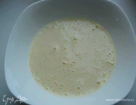 Для соуса: куриное яйцо хорошо помыть, иголкой проколоть скорлупу в широкой части яйца. Опустить яйцо в кипящую воду и проварить ровно 1минуту. Разбить яйцо в стакан для взбивания соуса. Добавить горчицу, лимонный сок, выдавленный через чеснокодавку чеснок, добавить соль и перец по вкусу и взбить блендером в однородную массу. Затем, не переставая взбивать, добавить тонкой струйкой оливковое масло. Взбивать пока соус не загустеет и приобретет шелковистую структуру.