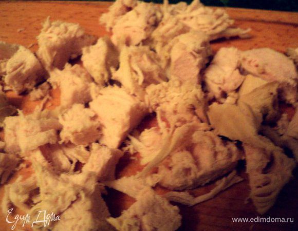 Отваренную куриную грудинку порезать кусочками. Отварить и почистить перепелиные яйца.