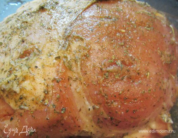 Свинину хорошо промыть, посолить, наколоть ножом  небольшие разрезики, повтыкать туда чеснок.