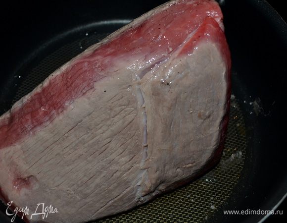 Разогреем духовку до 130 гр.
Ростбиф посолить и поперчить ,со всех сторон обсыпать смесью приправы. И обжарить на оливковом масле каждую сторону по 4 мин.