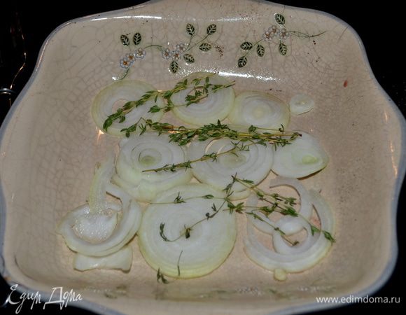 Выложим лук и тимьян веточками в жаропрочное блюдо.