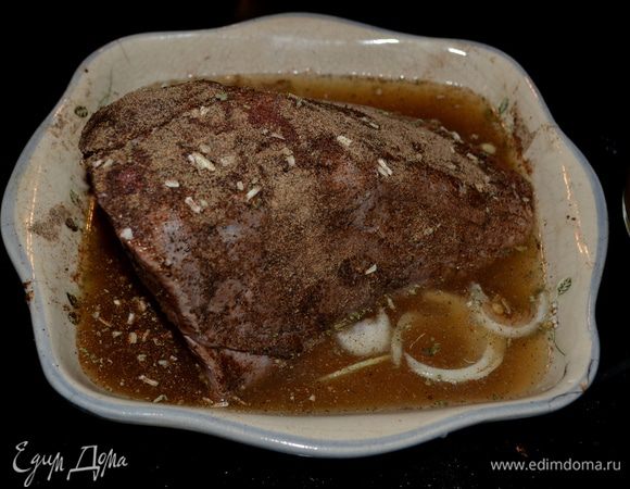 Выложим ростбиф поверх лука с тимьяном. Добавим бульон и поставим в разогретую духовку на 2 часа или дольше, если любите полностью готовое мясо.