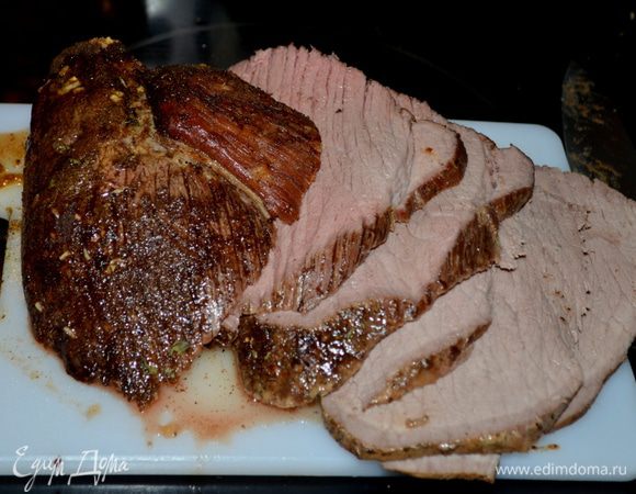 Готовый ростбиф достать, положить на разделочную доску и дать отдохнуть 15 мин. Затем порезать порциями.