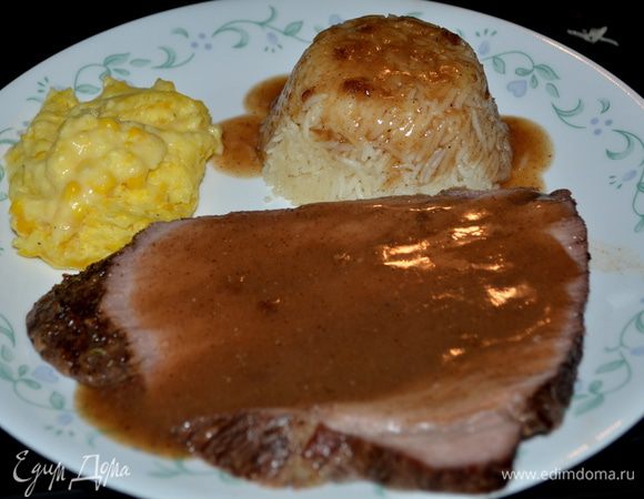 Бульон после процедить от лука и тимьяна. Смешать крахмал с водой и добавить в бульон и готовить помешивая на небольшом огне 2-3 мин.
Готовую подливу подавать поверх ростбифа с рисовым гарниром.
Приятного аппетита!!!