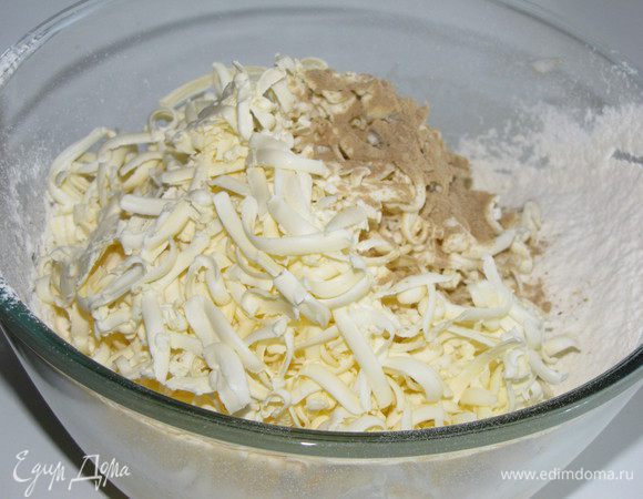 Для теста разотрите яйцо с сахаром, добавьте муку и молотый имбирь. Сливочное масло натрите на терке или порубите ножом, добавьте в тесто и перемешайте до однородности.