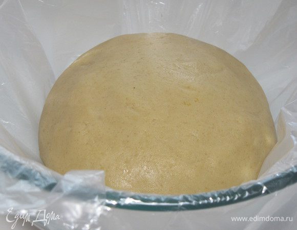 Оберните получившееся тесто пленкой и отставьте в сторону.