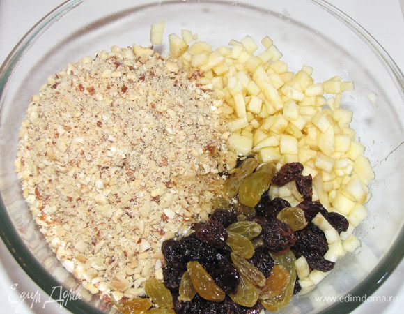 Для начинки изюм замочите в холодной воде на 5 минут, затем хорошенько промойте. Орехи измельчите в блендере (не слишком мелко), смешайте с изюмом, тертым яблоком (я порезала  мелким кубиком), медом и алкоголем.