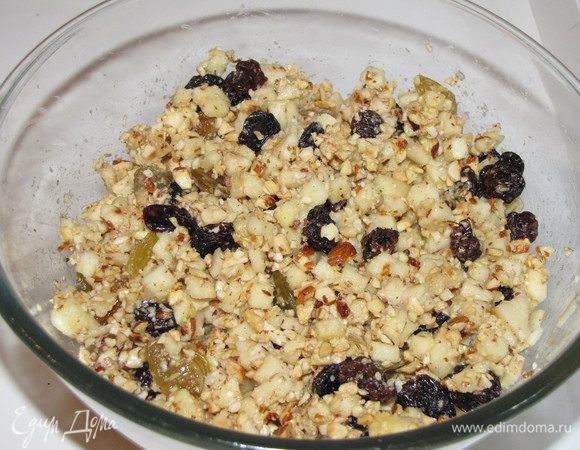 Хорошо все перемешайте. Начинка готова. Еще раз повторюсь, что этого количества начинки у меня хватило на две порции теста.