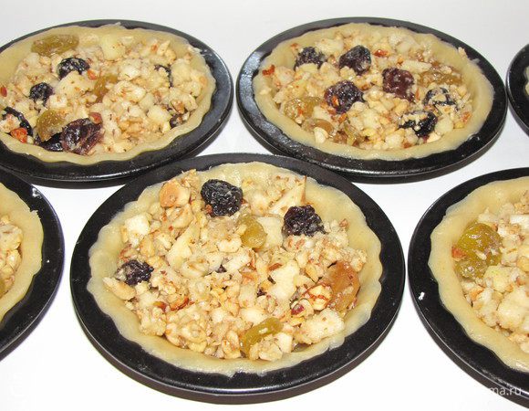 Заполните формочки с тестом начинкой.