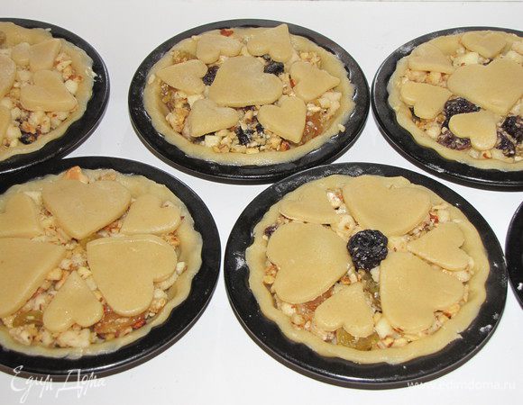 Из остатков теста сделайте украшения в виде сердечек, звездочек и т.д.,и выложите сверху на начинку. Поставьте в разогретую до 200 град. духовку на 25-30 минут.