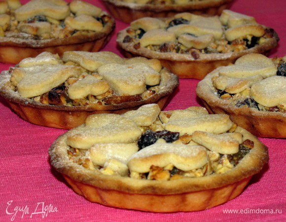 Готовые тарталетки подавайте теплыми или холодными, по желанию присыпав сахарной пудрой. Приятного аппетита!