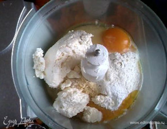 Смешать ингредиенты для теста с помощью комбайна (блендера) или вручную. 