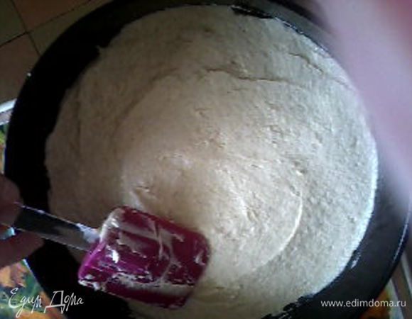 Получившееся тесто выложить в форму 26 см диаметром, накрыть пищевой пленкой и отправить в холодильник минимум на 30 минут.